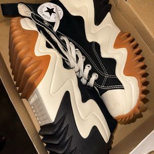 Converse Run Star Hike Platform
UNISEX HIGH TOP SHOE